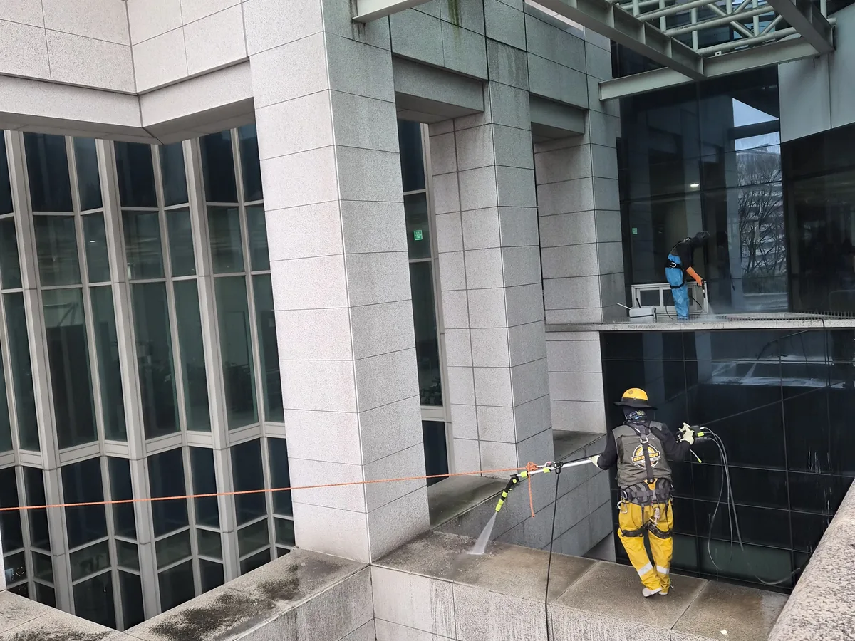 동구 좌천동 상가건물 옥상 파라펫 장비 주변 정밀 위생청소 사례 - 행진크린