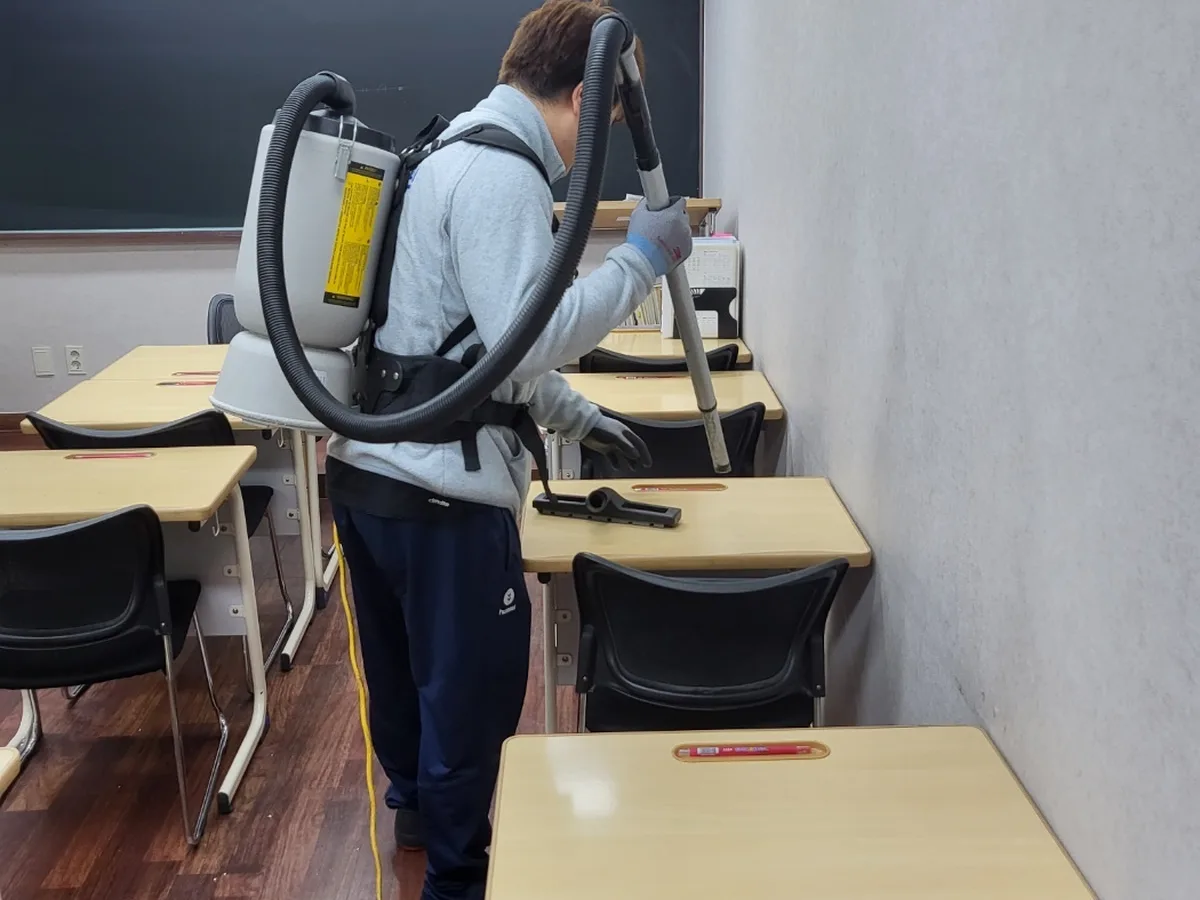 중구 보수동1가 학교 현관·중앙홀 바닥 위생청소 사례 - 행진크린