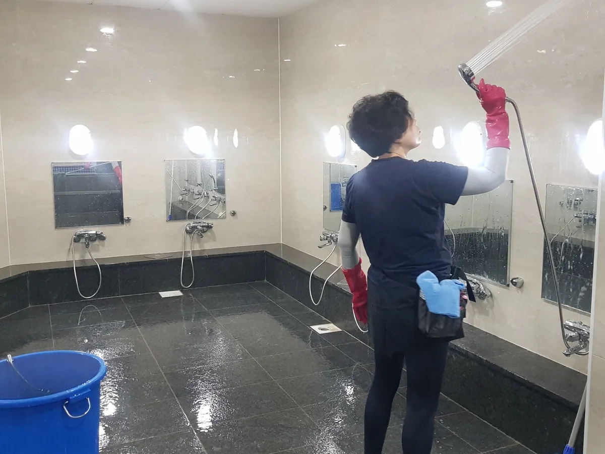 북구 화명동 목욕탕 탈의실·파우더룸 바닥 위생청소 사례 - 행진크린
