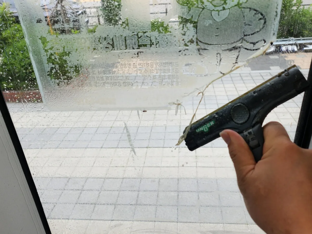 북구 덕천동 사무실 고층 외창 장비 주변 정밀 위생청소 사례 - 행진크린